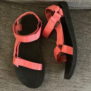 Teva Universal Coral 9 Strappy Dad Sandals
